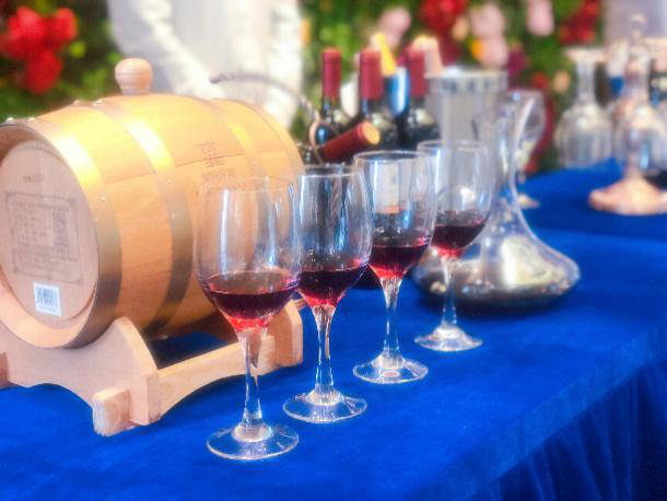 公司百酈灣項(xiàng)目舉行紅酒品鑒回饋客戶活動(dòng)