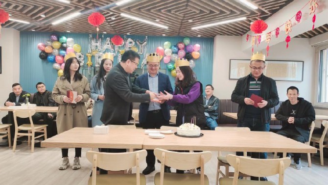 時(shí)光雖忙碌，我們一起成長(zhǎng)